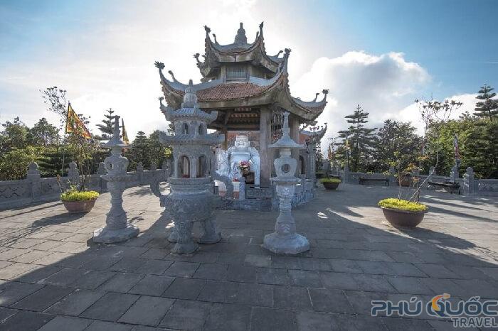 Địa điểm nằm trong khu tâm linh với chùa Bà Nà 